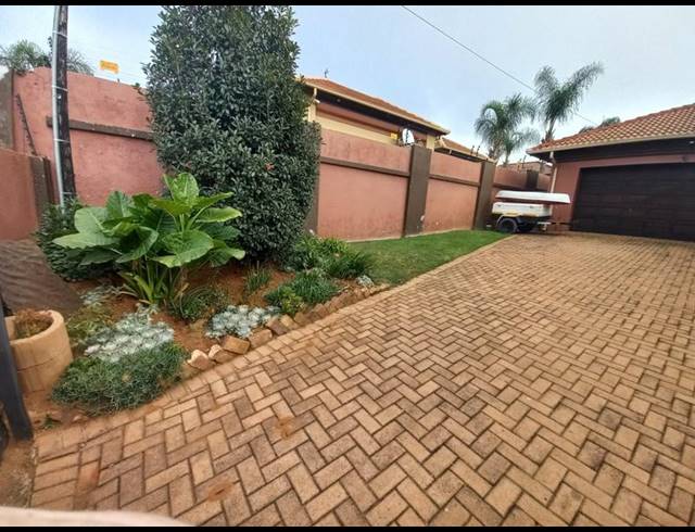 3 BEDROOM HOUSE FOR SALE IN AERORAND